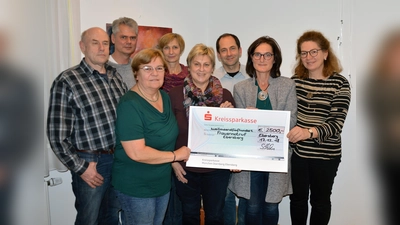 Aktive der Kolpingsfamilie übergeben der Vorsitzenden des Frauen- und Mädchennotrufs Evelyn Hitzke (vordere Reihe, links) und Geschäftsführerin Angela Rupp (daneben) den Spendenscheck. (Foto: © Kolpingsfamilie Ebersberg/Ruopp)