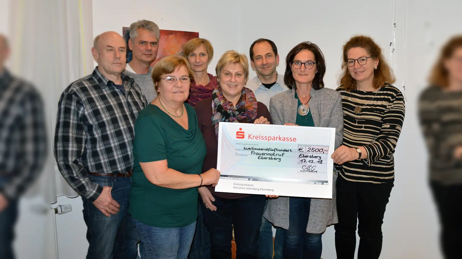 Aktive der Kolpingsfamilie übergeben der Vorsitzenden des Frauen- und Mädchennotrufs Evelyn Hitzke (vordere Reihe, links) und Geschäftsführerin Angela Rupp (daneben) den Spendenscheck. (Foto: © Kolpingsfamilie Ebersberg/Ruopp)