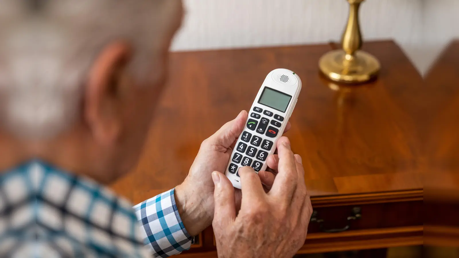 Um Senioren vor Trickbetrügern zu schützen, die den Landkreis unsicher machen, gibt es gleich zwei Info-Veranstaltungen im November.  (Foto: Polizeiliche Kriminalprävention)