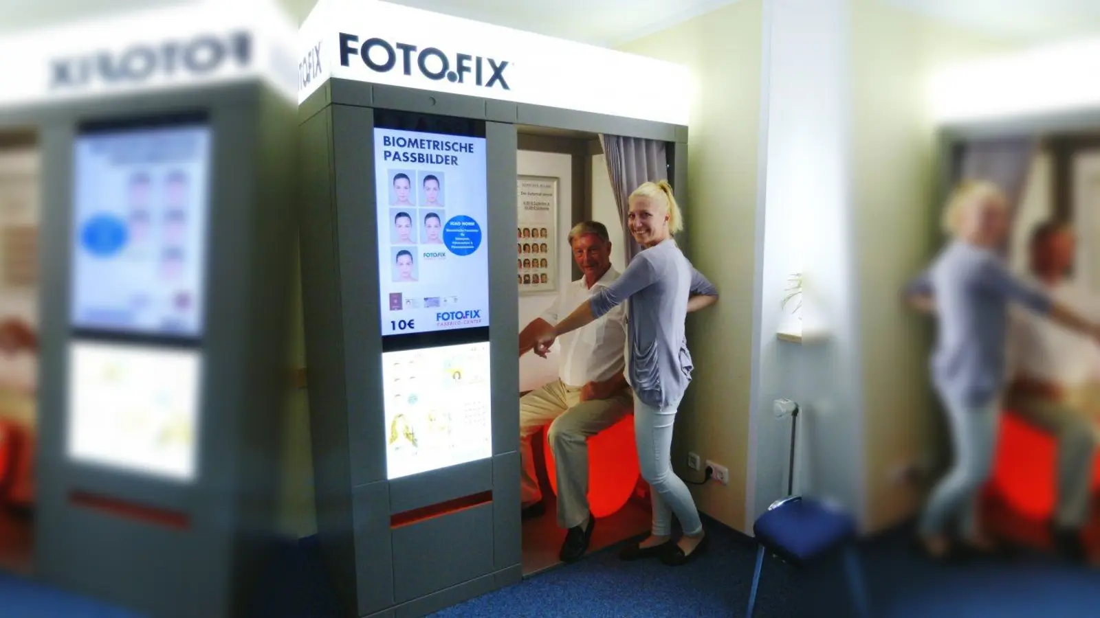 Bürgermeister Frederik Röder ließ den Fotoautomaten in der Gemeinde aufstellen. So können Bürger gleich vor Ort ein Passfoto machen lassen. (Foto: Gemeinde Alling)