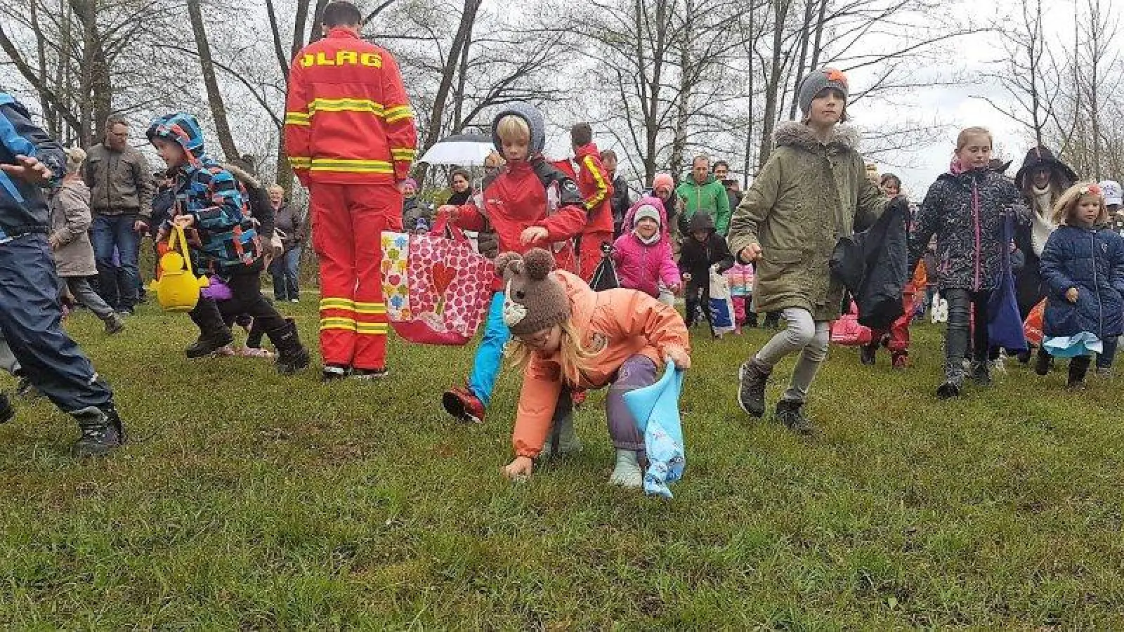 Auf die Eiersuche, fertig los! Das schlechte Wetter hielt weder die Kinder, noch die Veranstalter davon ab, auf dem DLRG-Gelände fleißig nach Ostereiern zu suchen. (Foto: DLRG Starnberg-Poecking)
