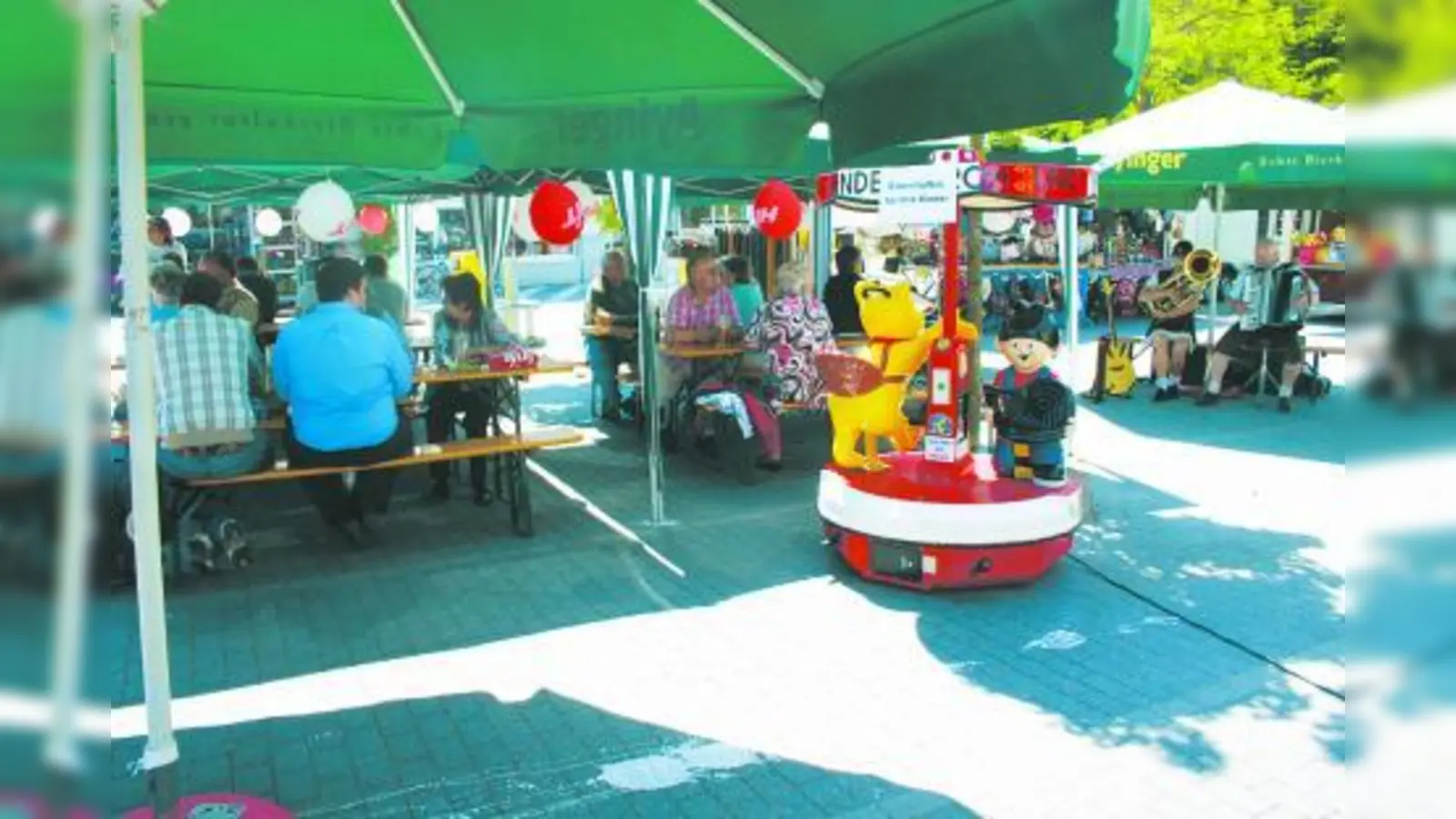Biergarten-Feeling auf dem HIT-Parkplatz - dank Bier und Radler vom Fass, leckerem Imbiss und zünftiger Musik. (Foto: ls)