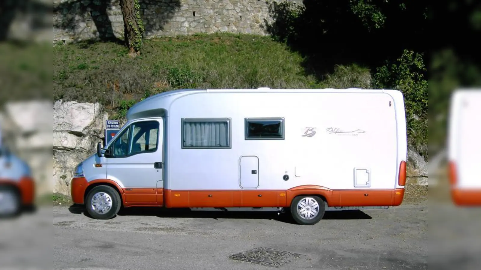 Nach Angaben einer Bürgerin parken seit Monaten vor allem Wohnmobile im Stadtviertel und nehmen so den Anwohnern die Parkplätze weg. (Foto: Bluefeeling_pixelio.de)