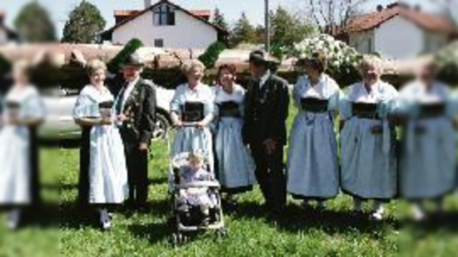 Noch hat Schützenmeister Wilhelm Büger (2 v. li.) die Hand auf dem Daglfinger Maibaum und versucht mit Kind und Kegel einen Raub zu verhindern.  (Foto: ks)