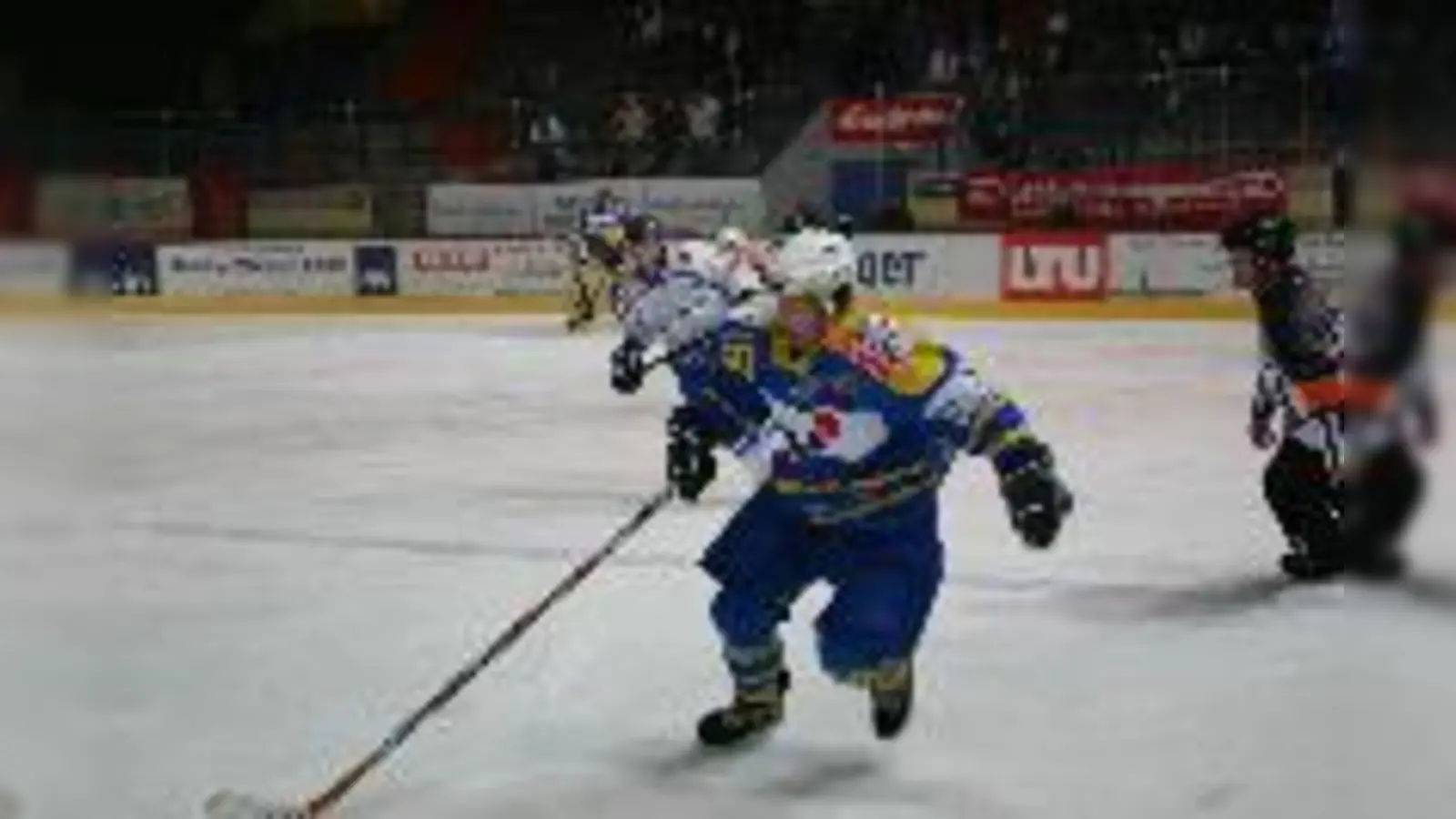 Eine Fußspitze voraus waren die Stuttgarte Spieler am Sonntag den Münchner Lokalhelden - der EHC verlor so schließlich 3:4   (Foto: mh)