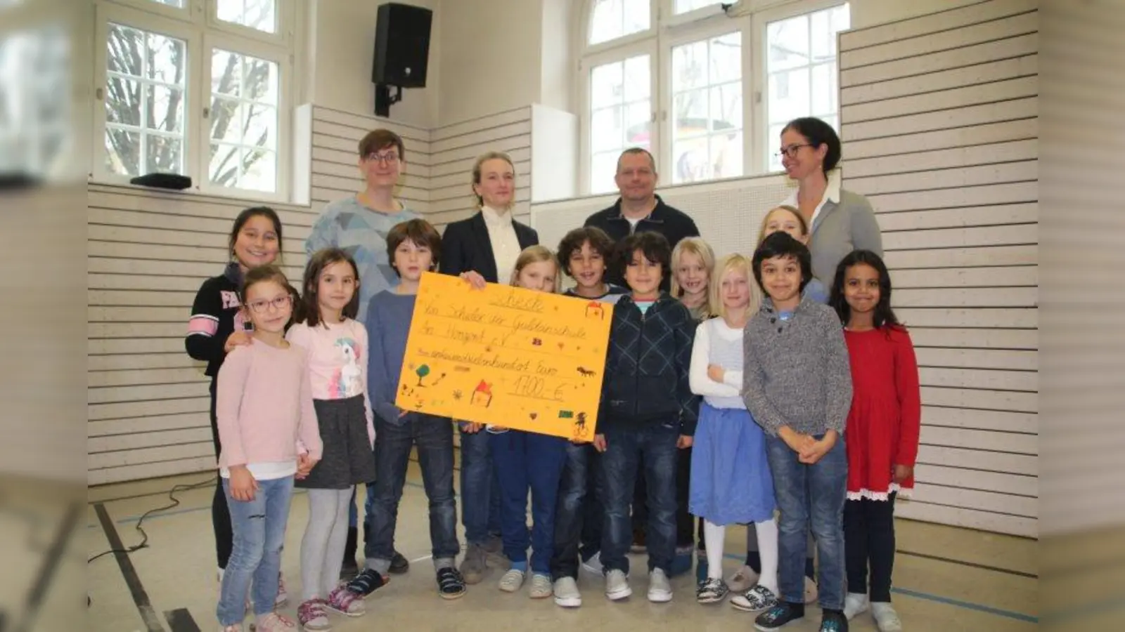 Freuten sich sehr über die Scheckübergabe: Grundschüler der Guldeinschule übergeben den Scheck an Nicole Wintz (zweite von links) vom Verein Horizont. Stephanie Kirchhof und Klaus Helmgens (Elternbeiratsvorsitzende) sowie die Rektorin Heike Stark haben sich für die Spendenaktion eingesetzt (von links). (Foto: lsc)
