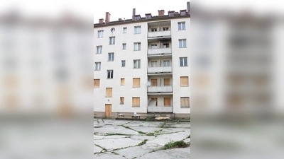 Wird die Sendlinger noch länger ärgern: der leerstehende Wohnblock am Resi-Huber-Platz. (Foto: job)