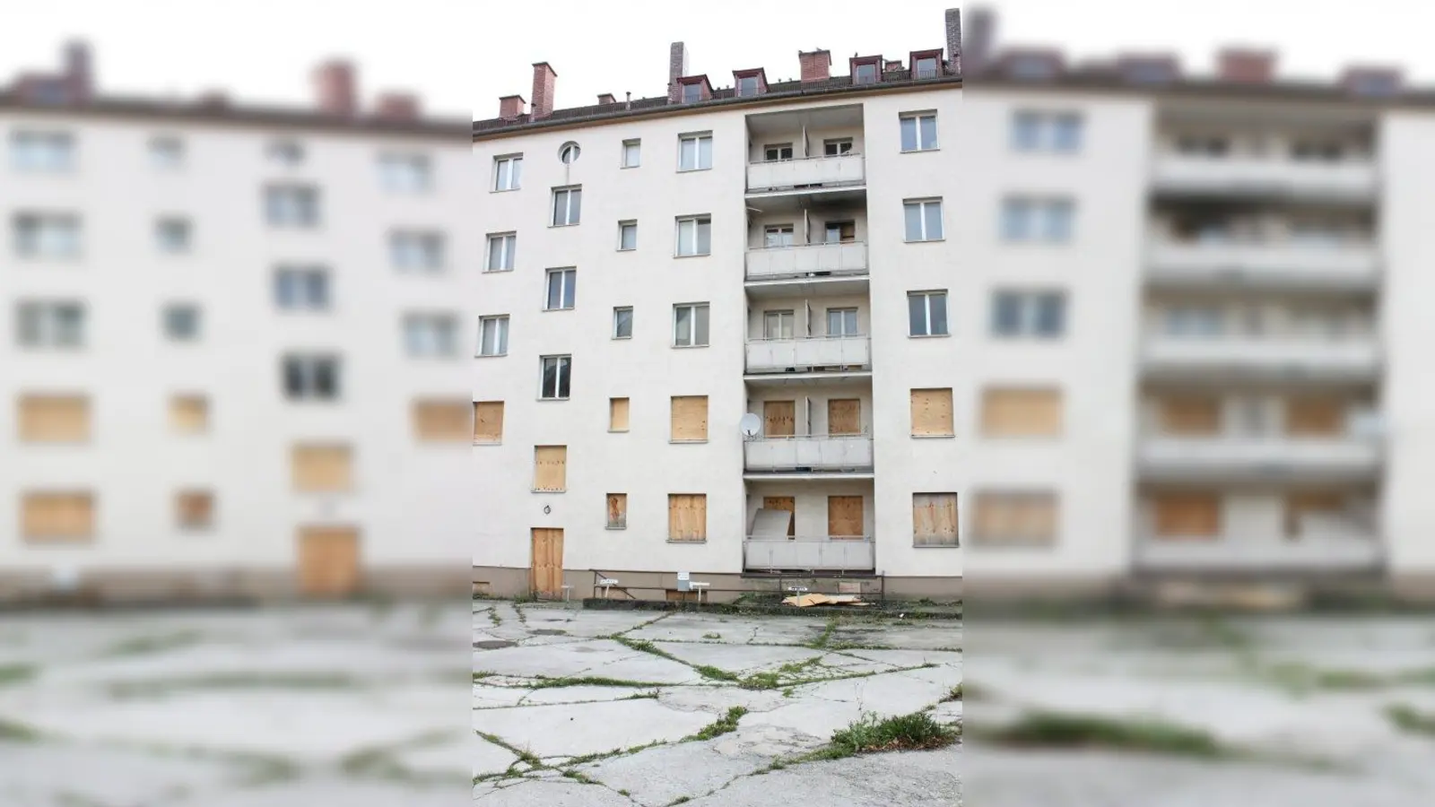 Wird die Sendlinger noch länger ärgern: der leerstehende Wohnblock am Resi-Huber-Platz. (Foto: job)
