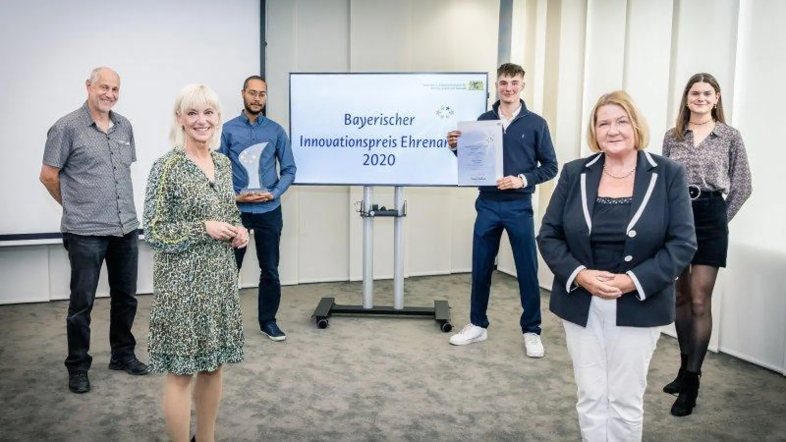 „Was Ehrenamtliche leisten, ist unverzichtbar”, unterstrich Staatsministerin Carolina Trautner (Zweite von links) bei der Auszeichung der SMV des Erasmus-Grasser-Gymnasiums mit Ulrich Schmaus (links) sowie (von rechts) Leandra Engelfried, Ehrenamtsbeauftragter MdL Eva Gottstein, Leon Haziraj und Michael Heerlein. (Foto: StMAS / Alexander Göttert)