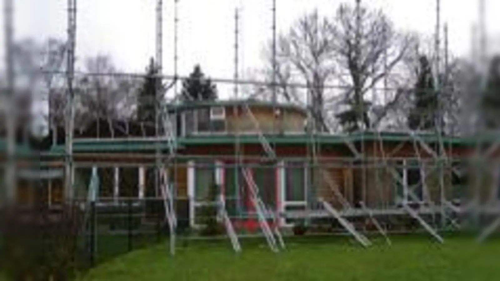 ÖBZ im neuen Look: Das Gerüst soll das marode Dach schützen.	 (Foto: VA)