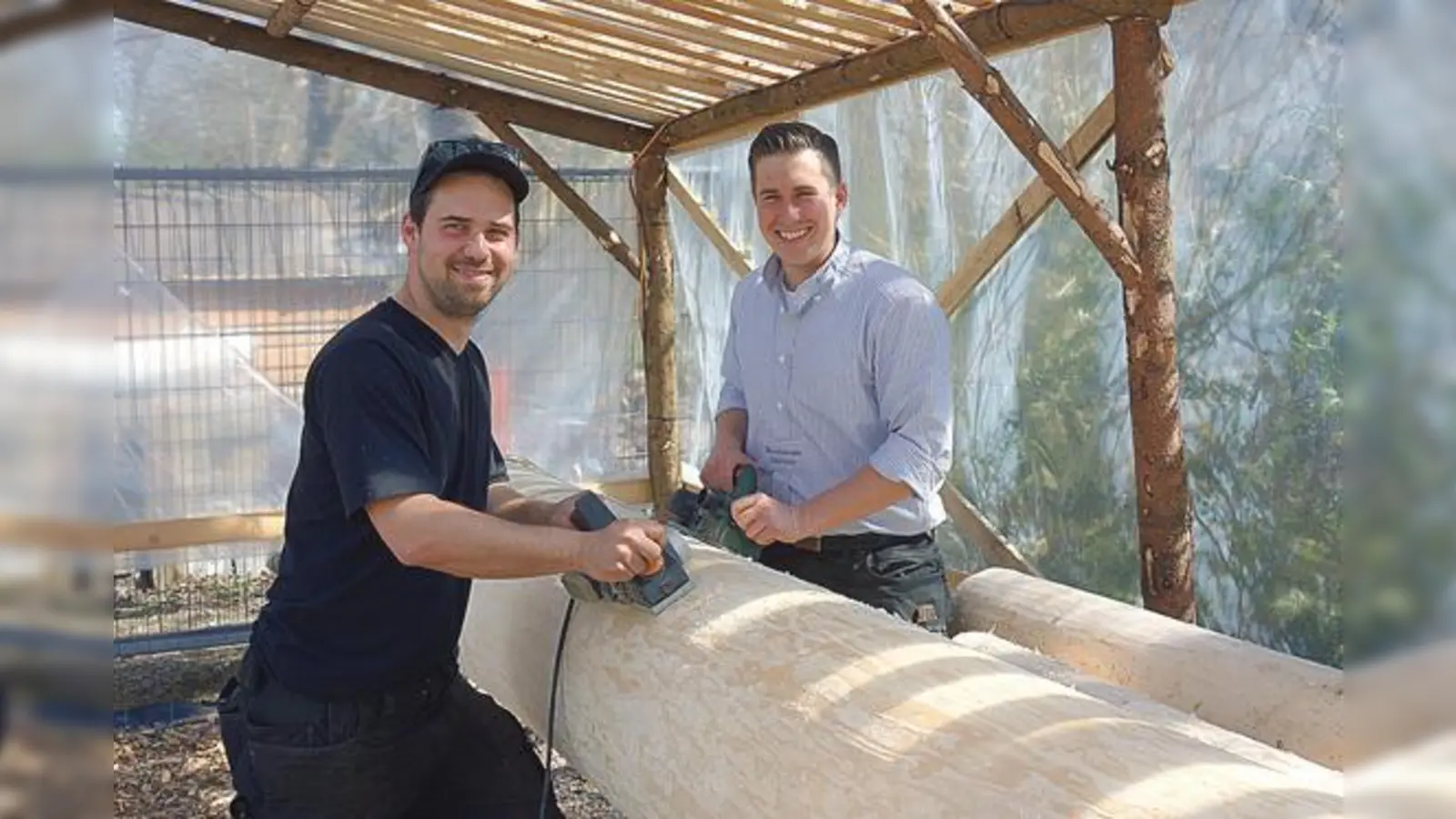 Der Vorsitzende des Ottobrunner Burschenvereins, Thomas Herrgott (r.) und Michael Hübner bei der Arbeit am Maibaum, der am 1. Mai in Ottobrunn aufgestellt wird. 	 (Foto: hw)