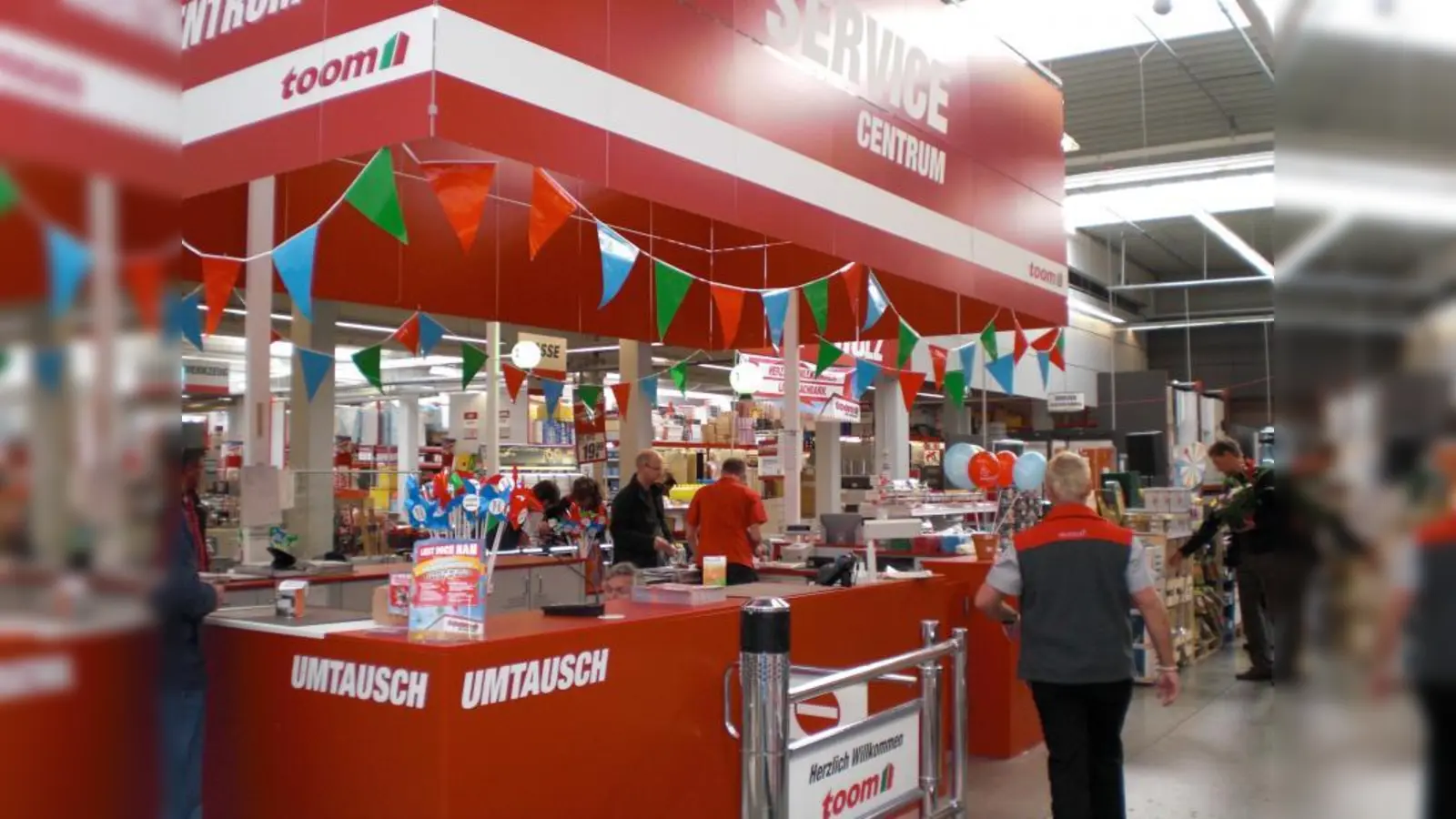 Der Empfangsbereich des toom BauMarkt in Neuaubing war für das Nachbarschaftsfest festlich geschmückt. (Foto: SE)