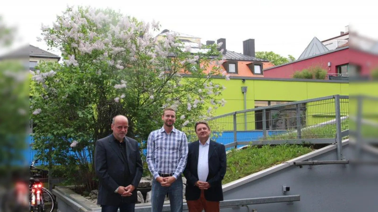 Peter Schnabl, Jan Schüttenkopf (Jobcenter München) und Wilhelm Hörmannsdorfer (IPB) (von links) verbindet seit zehn Jahren eine enge Zusammenarbeit. (Foto: Ladurner)