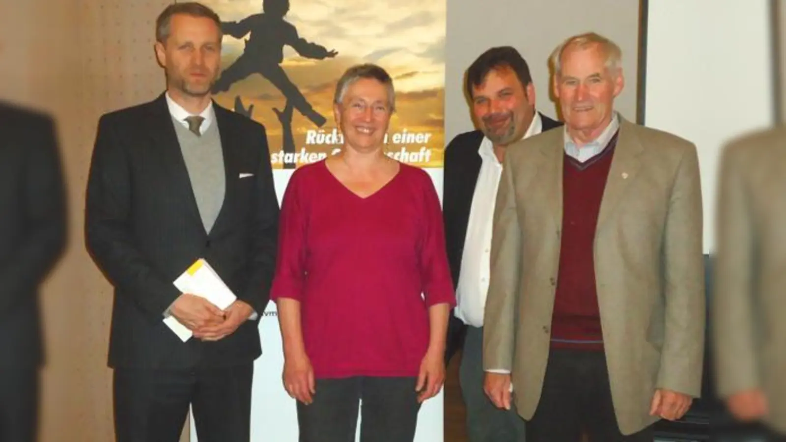 Die beiden päpstlichen Schreiben gab es als kleines Dankeschön für den Landeschef der AfD  Petr Bystron, Renate Kaßner, Rainer Forster und Josef Aigner (v. li.).	 (Foto: KAB)