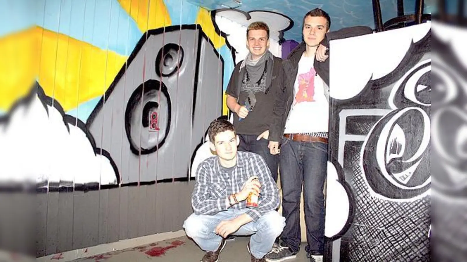 Jugendliche wie Dominik Schuhmacher (vorne), Stefan Mossmüller (hinten links) und Workshopleiter Mark Killian haben das JUZ Vaterstetten neu gestaltet.	 (Foto: JUZ)