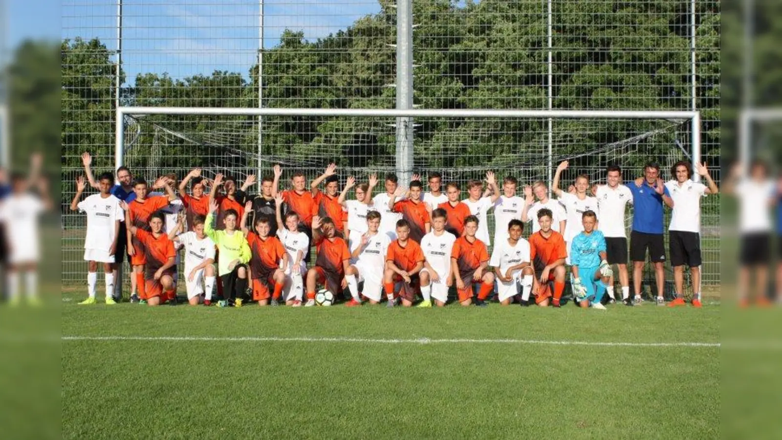 Teams des TSV Solln und des SFA Kovàszna vereint: Für die Mannschaft aus Rumänien bildete der Aufenthalt und die Teilnahme am Kebos Sommer-Cup ein echtes Highlight. (Foto: TSV Solln)
