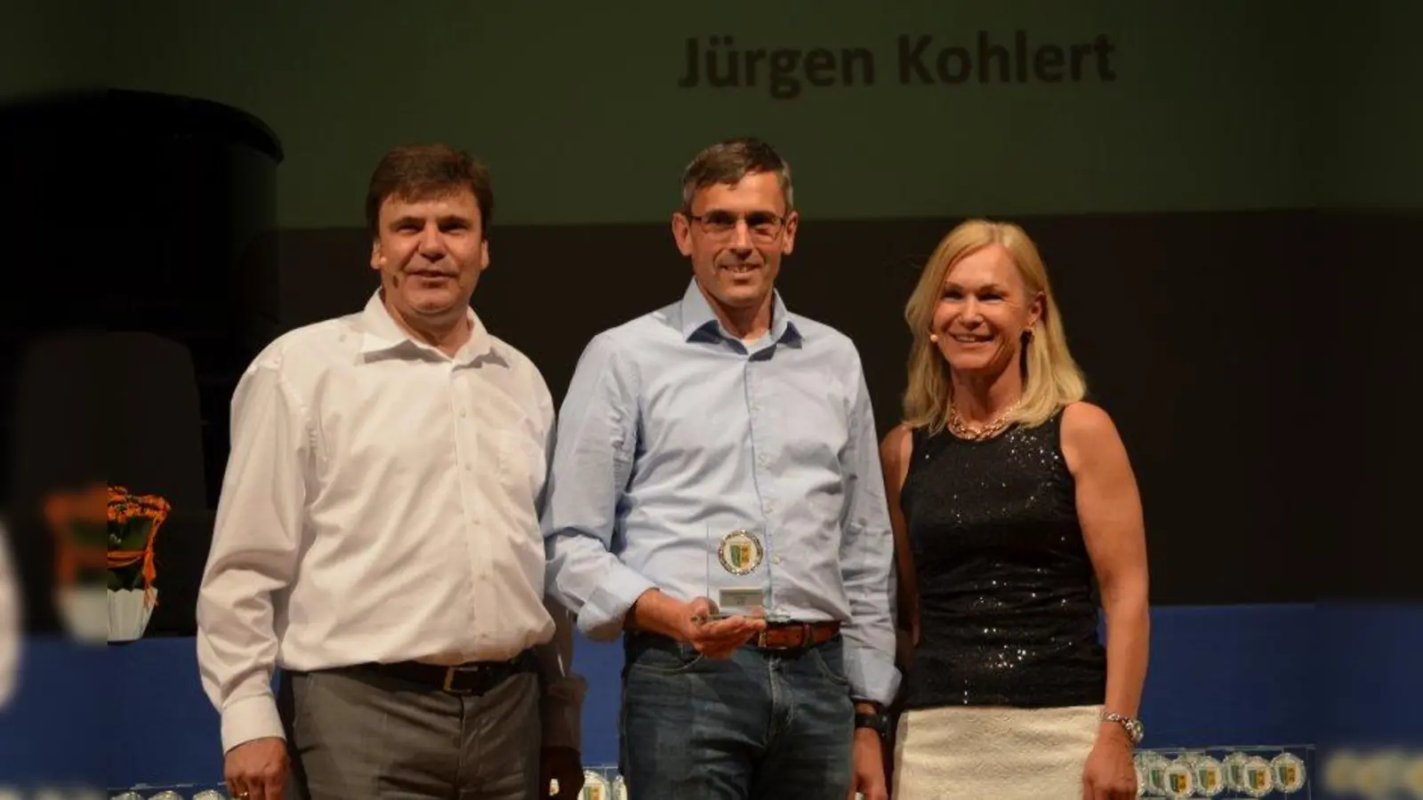 Auszeichnung von Bürgermeister Stefan Kolbe (l.) und Sportreferentin Birgit Piroué: Taekwondo-Kämpfer Jürgen Kohler ist Träger des 7. DAN und somit einer der höchsten DAN-Träger im Deutschland. (Foto: Gemeinde Karlsfeld)