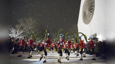 Spektakel im Schnee: Die Münchner Schäffler tanzten vor St. Klara in Zamdorf. (Foto: Dr. S. Joerges)