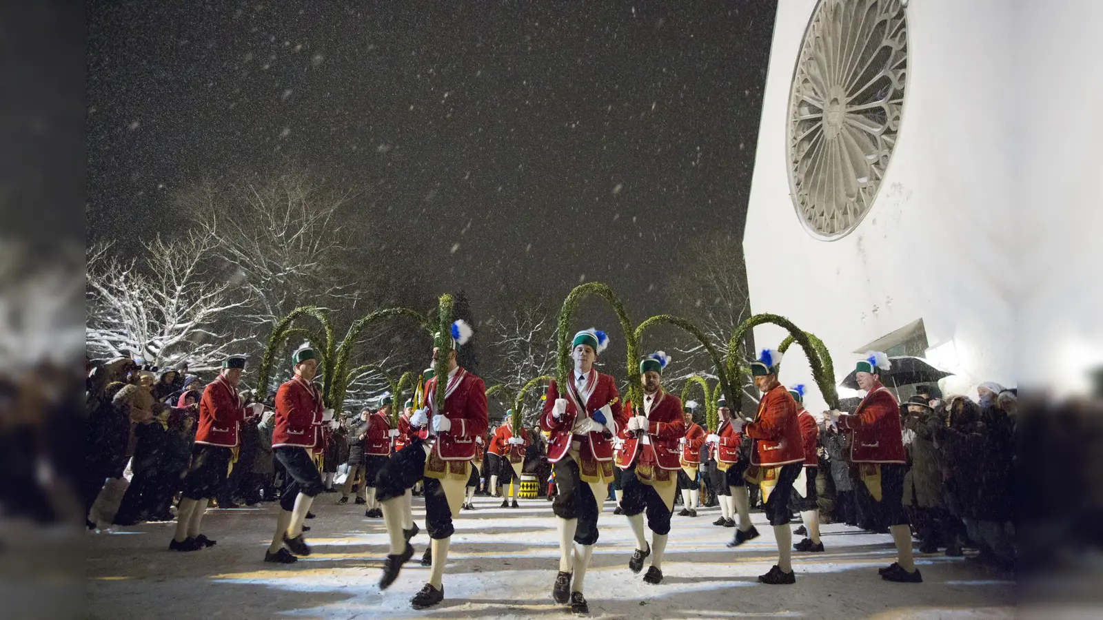 Spektakel im Schnee: Die Münchner Schäffler tanzten vor St. Klara in Zamdorf. (Foto: Dr. S. Joerges)