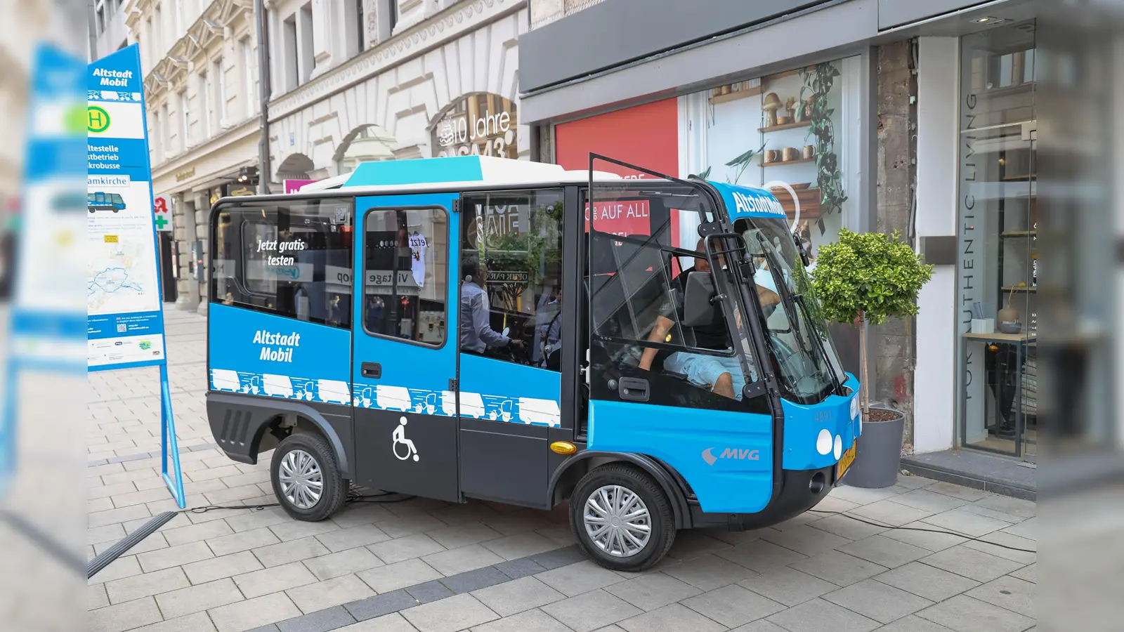Die Mikrobus-Ringlinie verläuft teilweise sogar in der Fußgängerzone.  (Foto: Michael Nagy)