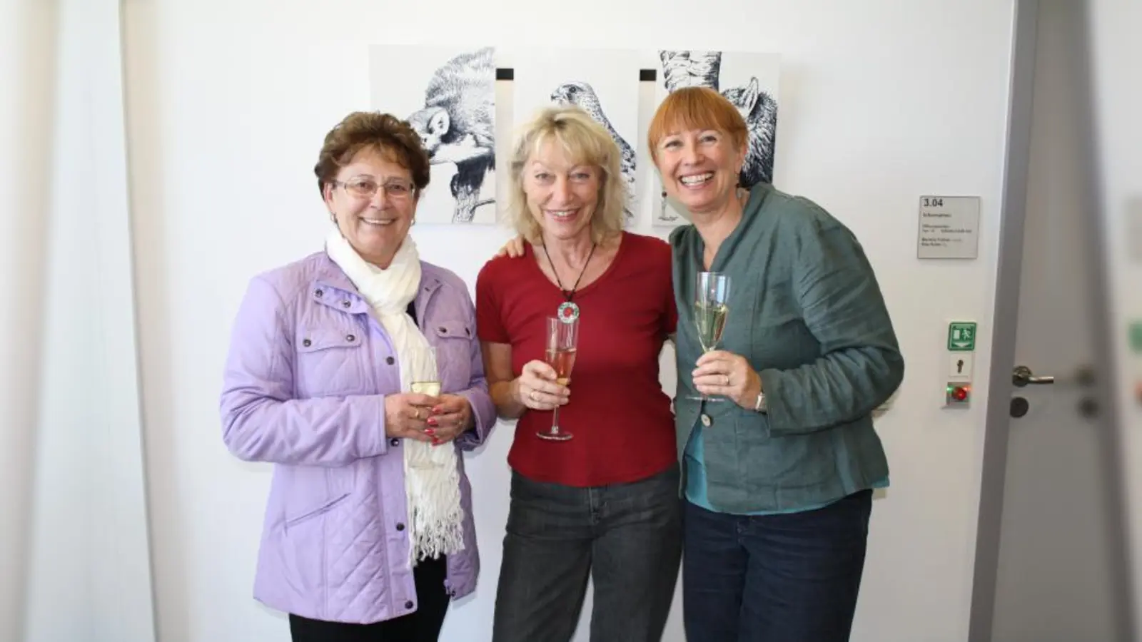 Ingeborg Staudenmeyer, die Vorsitzende des BA 9, zusammen mit Kultüren-Organisatorin Maximiliane Eibl und Christiane Wetzels, Stadtbereichsleiterin der VHS München-West, bei der Eröffnung der „Kultüren9“ im Trafo. Die Volkshochschule beherbergte während des Wochenendes im 3. und 4. Obergeschoss des Trafo eine Gemeinschaftsausstellung von Neuhauser Künstlern. (Foto: sb)