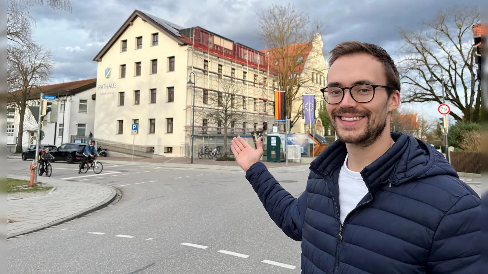 Fotovoltaik-Projektleiter Anton Dobler von der IEP mit der neuen Solaranlage auf dem Rathaus-Dach in Pullach.  (Foto: iep-pullach.de)