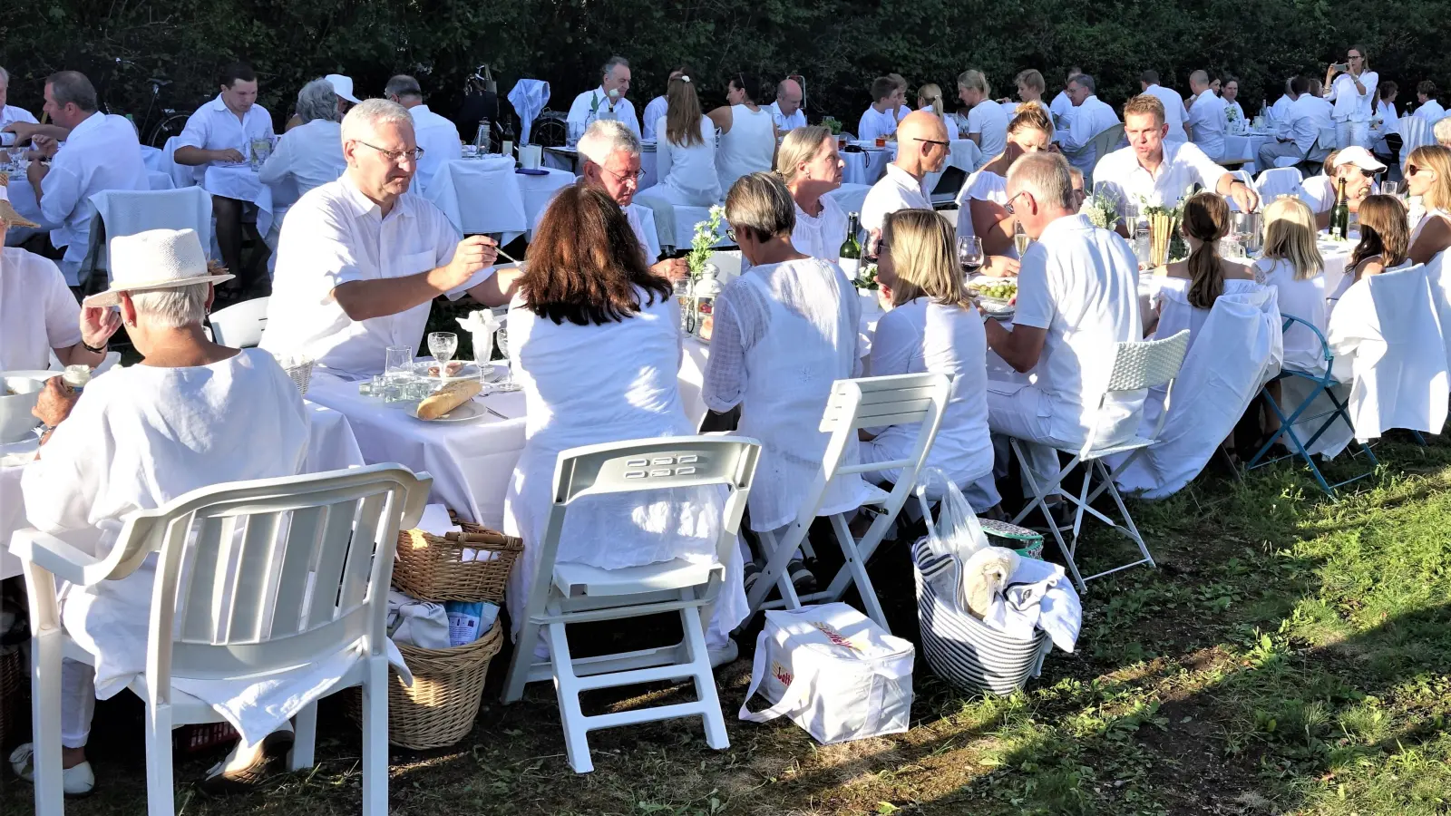 Das nächste "Weiße Dinner" findet am 27. Juli im Unterhachinger Ortspark statt. (Foto: VA)