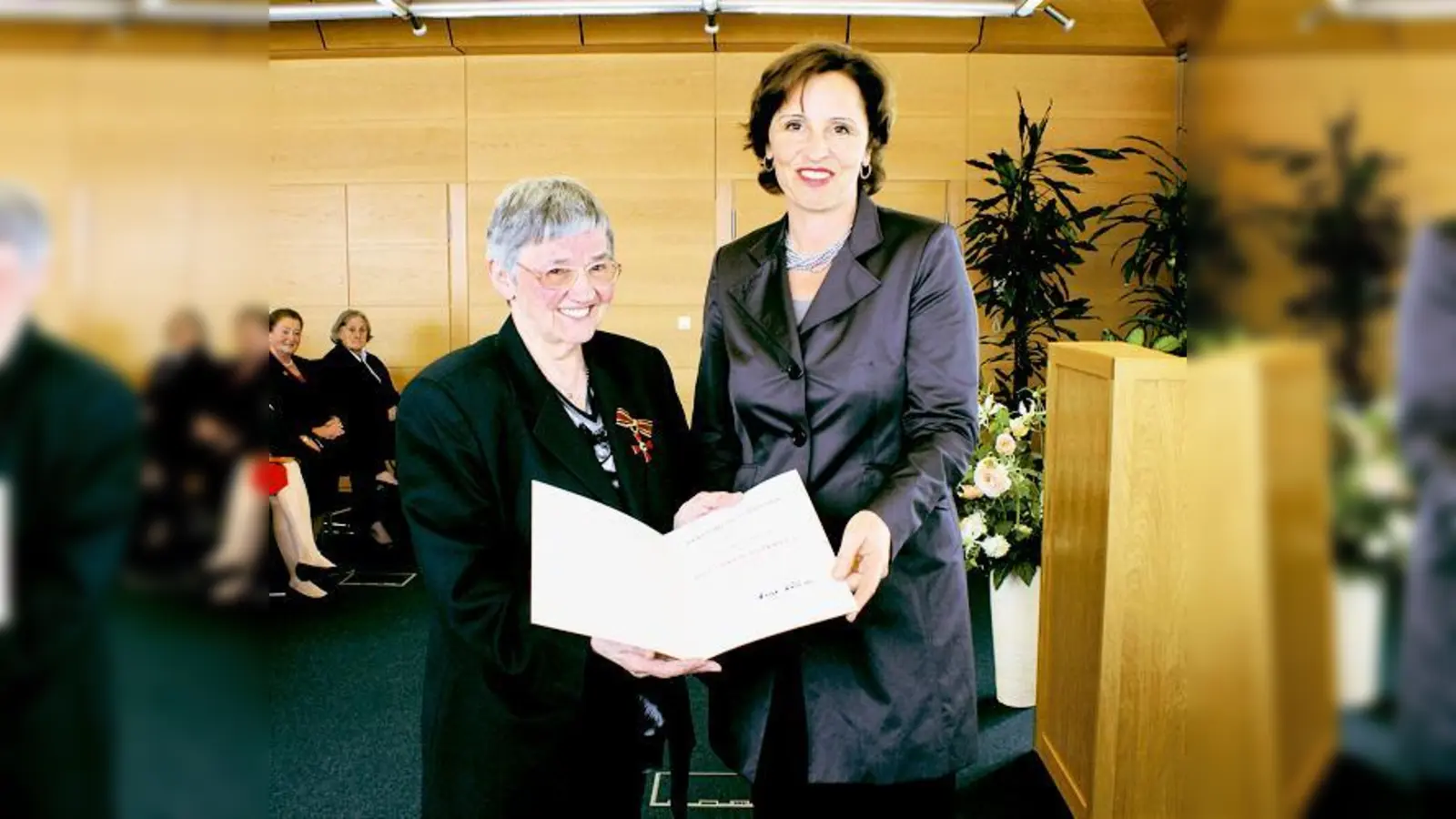 Die bayerische Sozialministerin Christine Haderthauer (r.) überreichte in der vergangenen Woche der 73-jährigen Wahl-Moosacherin Josefine Amthor das Bundesverdienstkreuz.	 (Foto: Bayerisches Sozialministerium)