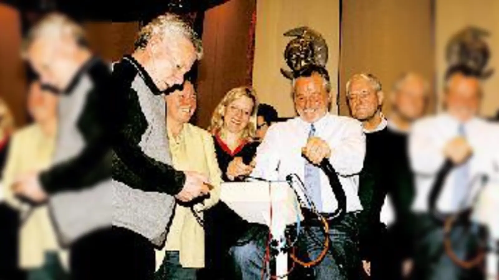 Bürgermeister Jörg Pötke strampelte fleißig auf dem Energierad.   (Foto: Privat)