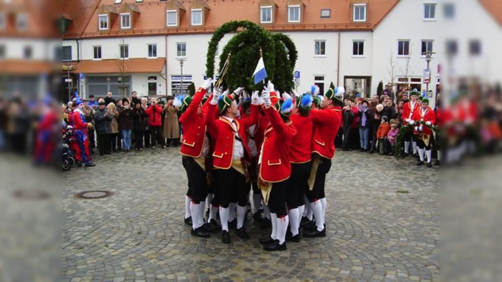 Auch die Schäfflerzunft Kirchheim tanzt 2012 wieder auf, der 200. Geburtstag des Biergartenerlasses wird im Juli groß gefeiert.  (Foto: VA)