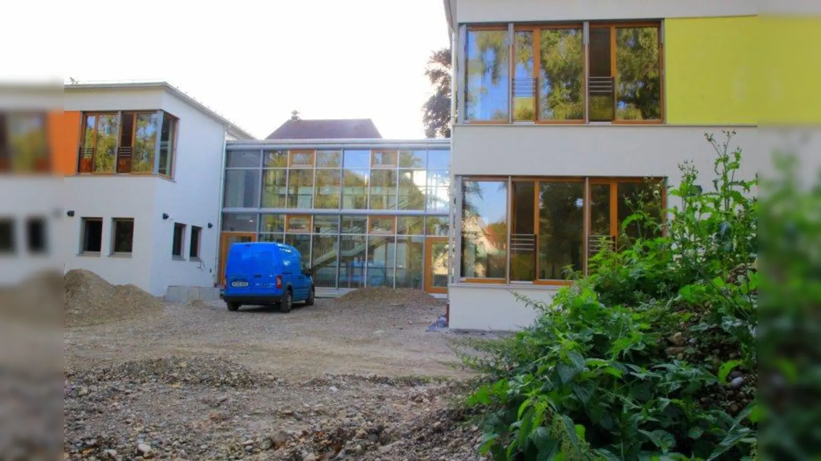 So sieht das Osel-Kinderhaus von der Gartenseite aus. Das Haupthaus an der Straßenseite ist durch den Glasgang zu erkennen. (Foto: us)