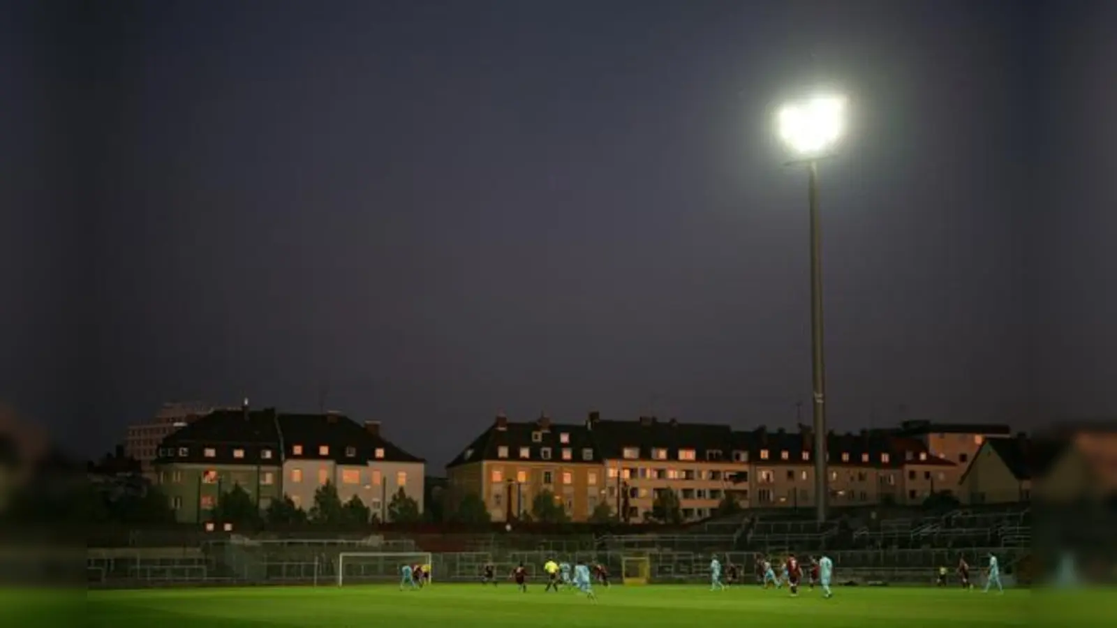 Ein Erlebnis: Flutlichtspiele im Grünwalder Stadion.  (Foto: A. Wild)