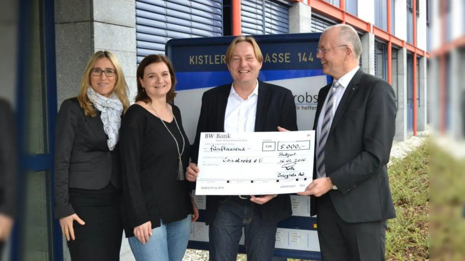 Bei der Scheckübergabe (von links): Claudia Bengeser (Geschäftsstellenleiterin Integrata AG), Melanie Contu (Abteilungsleiterin Integrationsprojekte Condrobs), Frederik Kronthaler (Geschäftsführer Angebote für Jugendliche und junge Erwachsene Condrobs, sowie Ingmar J. Rath (Vorstandsvorsitzender Integrata AG). (Foto: pi)