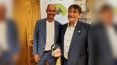 Dirk Schubert (links) ist neuer Präsident des TSV Forstenried. Peter Sopp wird als Ehrenpräsident dem Verein weiterhin zur Seite stehen. (Foto: TSV Forstenried e.V.)