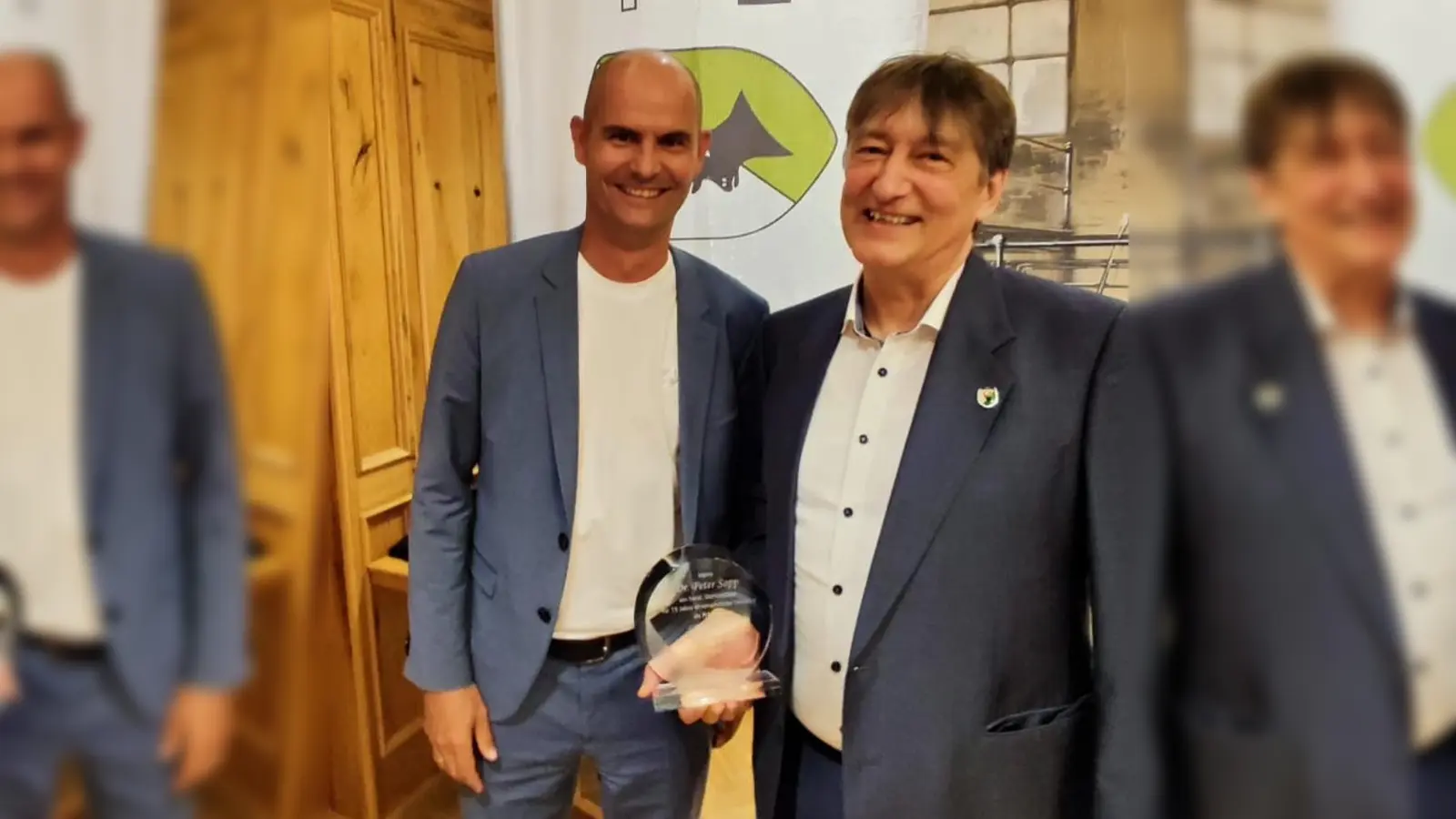 Dirk Schubert (links) ist neuer Präsident des TSV Forstenried. Peter Sopp wird als Ehrenpräsident dem Verein weiterhin zur Seite stehen. (Foto: TSV Forstenried e.V.)