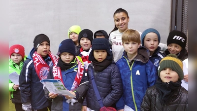 Besonderes Erlebnis: Die Jugendspieler des SV Zamdorf mit Bayern-Profi Inès Belloumou.<br> (Foto: SV Zamdorf)