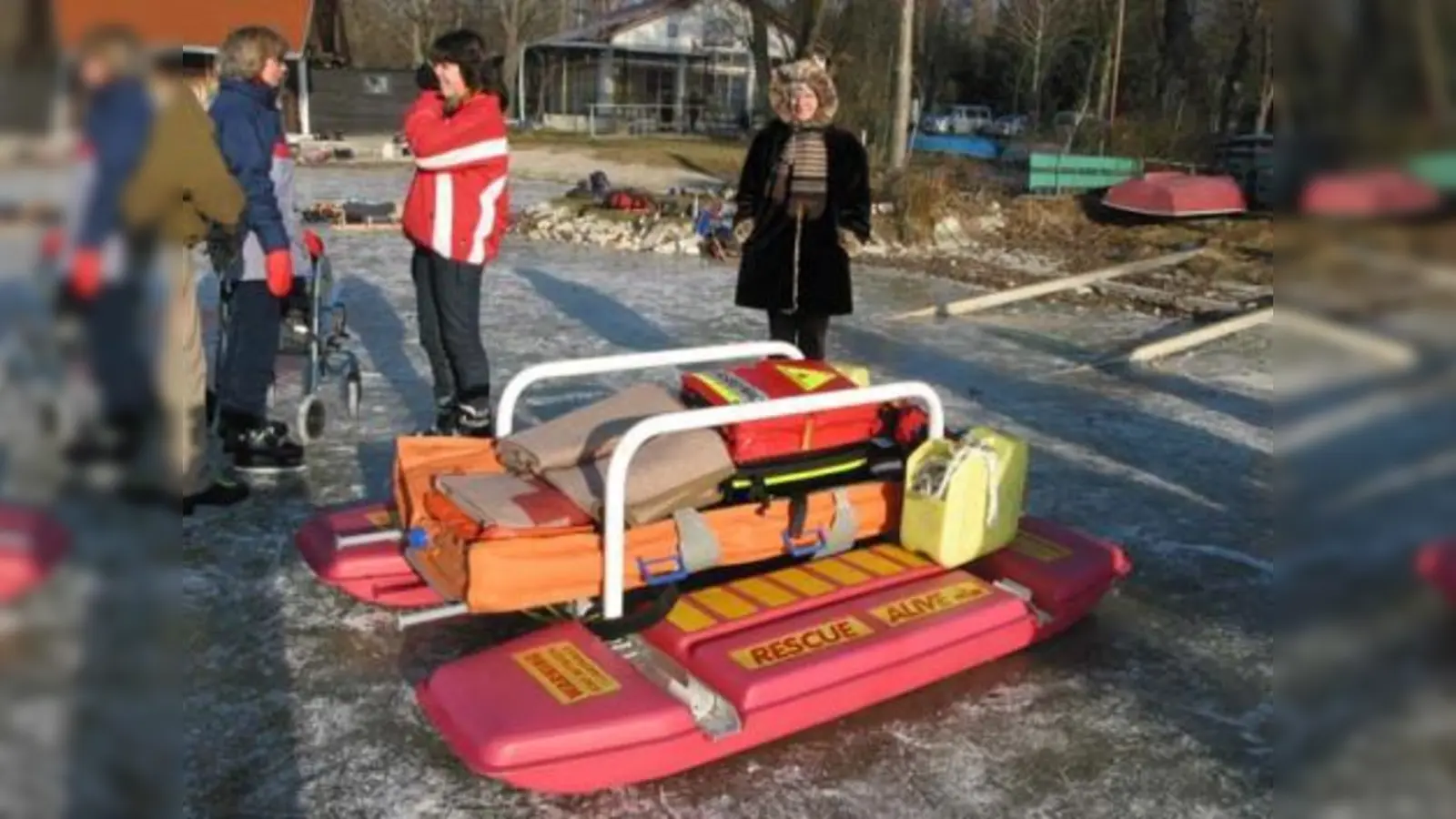 Ein Luftkissen-Boot mit Wasserwacht-Leuten wurde hier auf dem zugefrorenen Pilsensee fotografiert. (Foto: Werner Brandl)