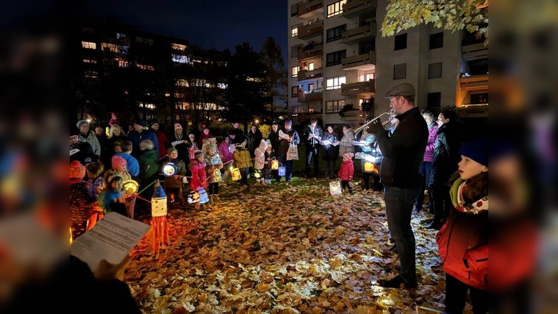 Begleitet von Trompetenklängen zog der Laternenzug durchs Viertel. (Foto: Carolin Weiß)