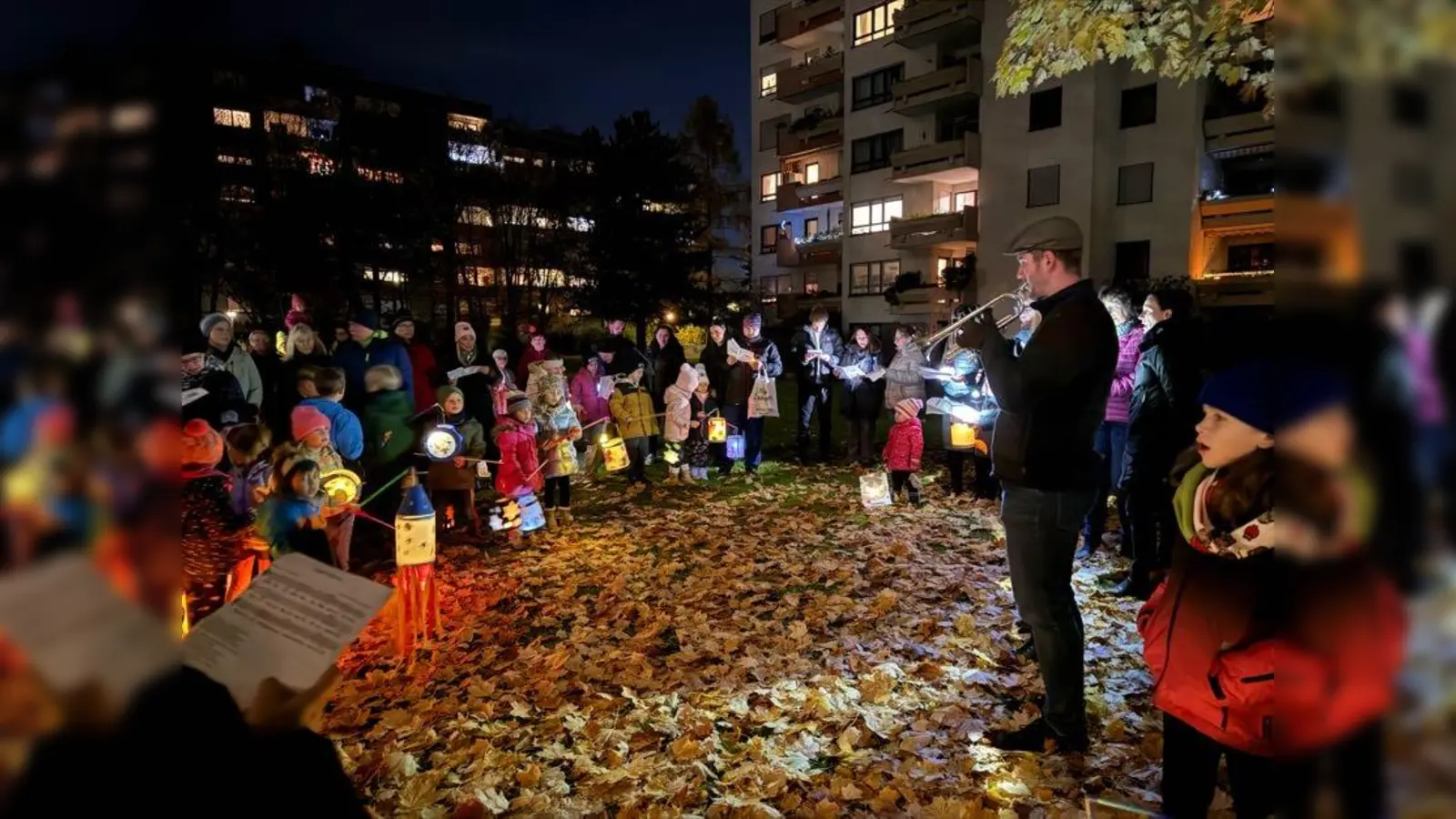 Begleitet von Trompetenklängen zog der Laternenzug durchs Viertel. (Foto: Carolin Weiß)