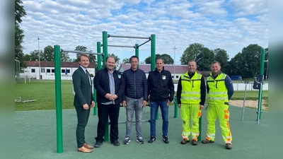 (v.l.n.r.) Bürgermeister Sebastian Thaler, Mario Spoljaric (1.Vorstand SVD), Markus Heimhuber (3. Vorst.), Pascal Bruckert (2. Vorst.), Martin Lohmeier und Martin Maurus (Bauhof) freuen sich, die Anlage der Öffentlichkeit zur Verfügung stellen zu können.  (Foto: Gem. Eching)