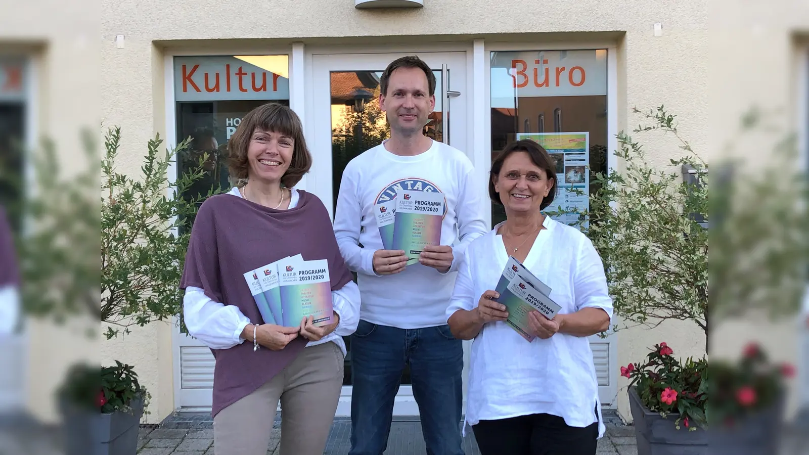 Das Team vom Kultur im Oberbräu (v. l.) Ulrike Jochem, Alexander Harlander und Ingrid Huber freuen sich auf eine erfolgreiche 10. Saison, die jetzt beginnt. (Foto: hw)