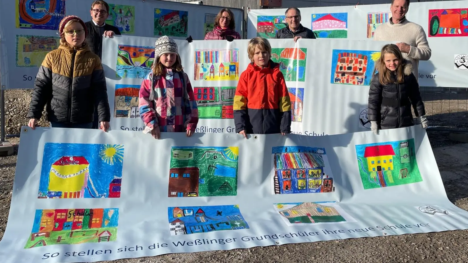 An den Zaun vor der Schulbaustelle haben Lenni, Julika, Luis und Valentina (vorne v.l.) gemeinsam mit Florian Zarbo, Maria Streifinger, Michael Sturm und Rasso von Rebay (hinten v.l.) auf Banner aufgezogene Kinderzeichnungen gehängt.  (Foto: pst)