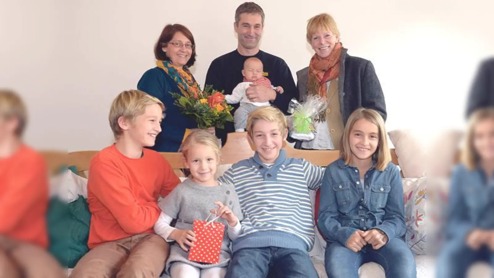 Bürgermeisterin Ursula Mayer (r.) gratuliert Familie Werner herzlich zum fünften Kind. 	 (Foto: Schunk)