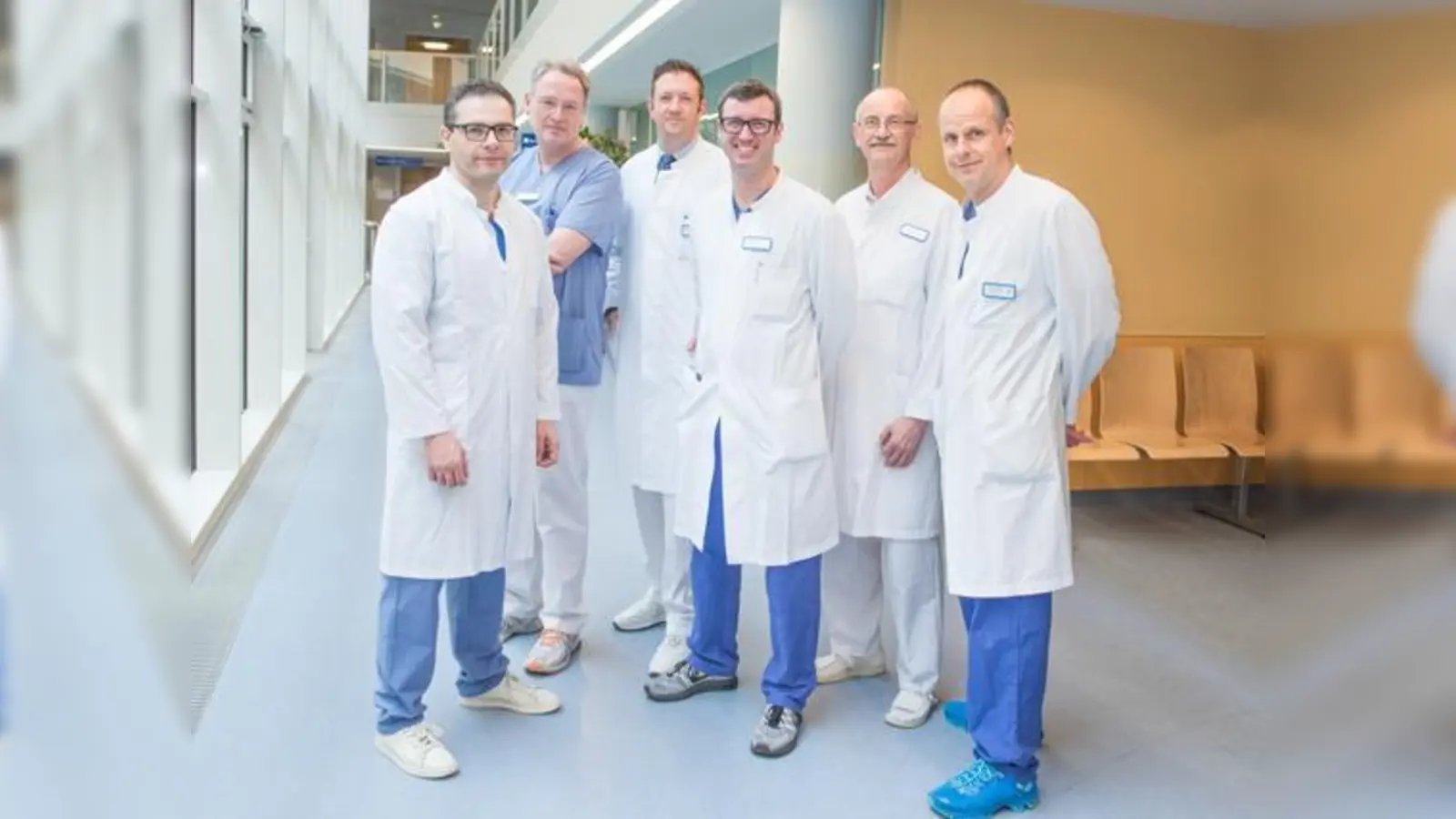 Chefarzt und Oberärzte der Kardiologie in der Kreisklinik Ebersberg (V.l.): Dres. Grigorios Valassis, Martin Ziegler, PD Martin Schmidt, PD Björn Krämer, Klaus Pürner und Mathis Schlüter.  (Foto: Alexander Zettl)