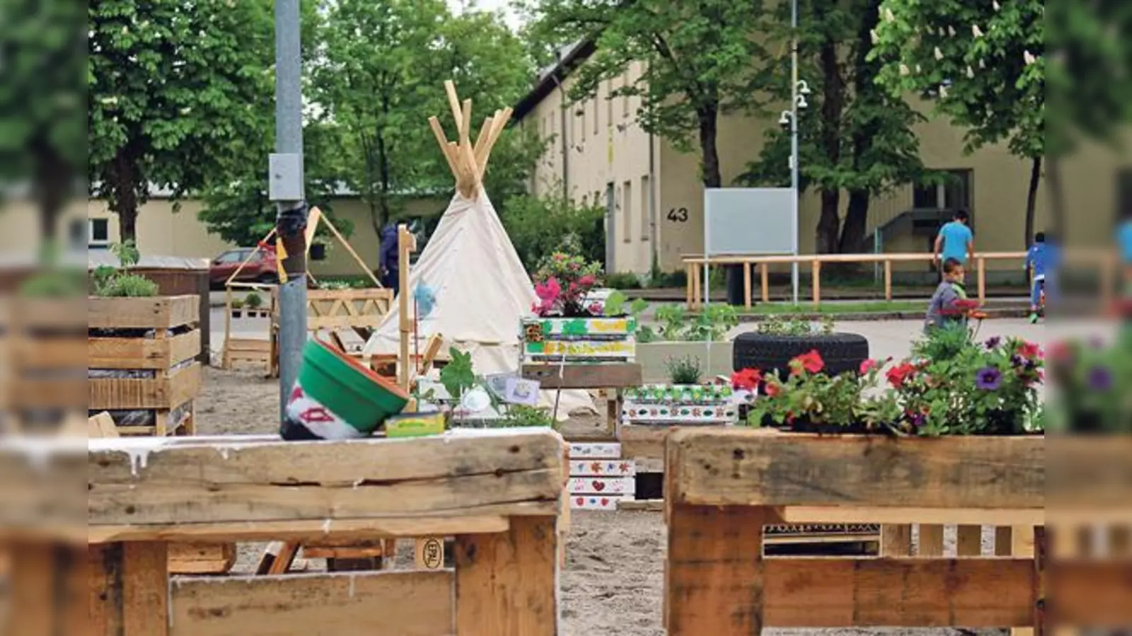 Bei einem einwöchigen Urban-Gardening-Projekt wurde der Innenhof der Bayernkaserne neu gestaltet. Das Ergebnis kann man bei der Abschlussfeier bestaunen.	 (Foto: LOK Arrival)