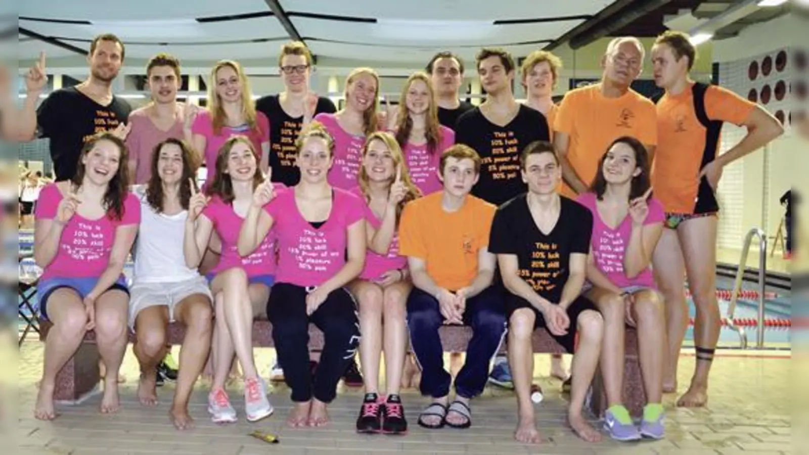 Die Riemerlinger Haie feierten gemeinsam mit ihren Helfern und Trainern den Wiederaufstieg der Damen in die 1. Bundesliga.	 (Foto: VA)