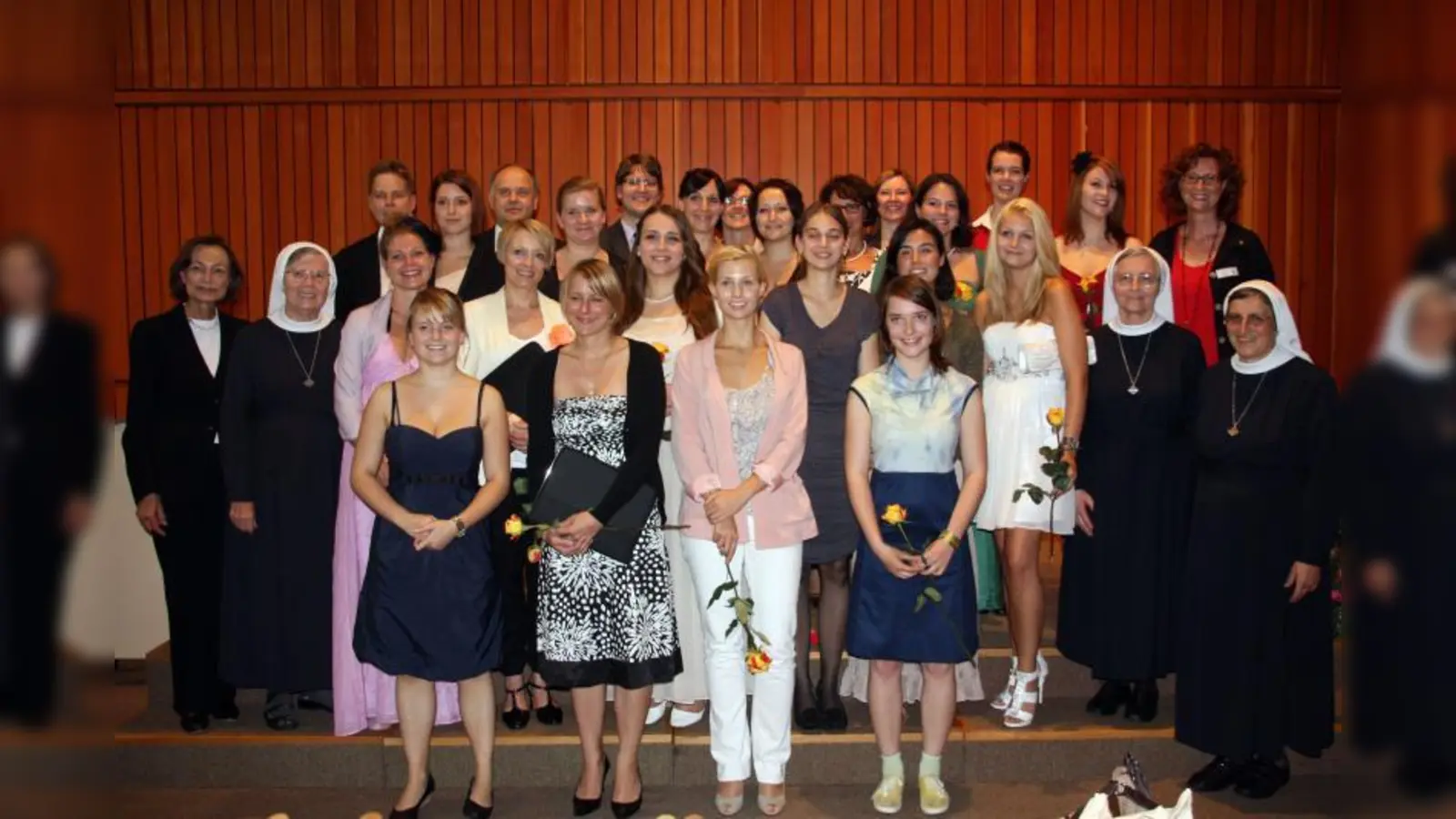 Die 16 Absolventinnen der Berufsfachschule für Krankenpflege Maria Regina <br>mit Vertreterinnen des Trägers, der Barmherzigen Schwestern, Lehrern und <br>Prüfern. (Foto: pi)