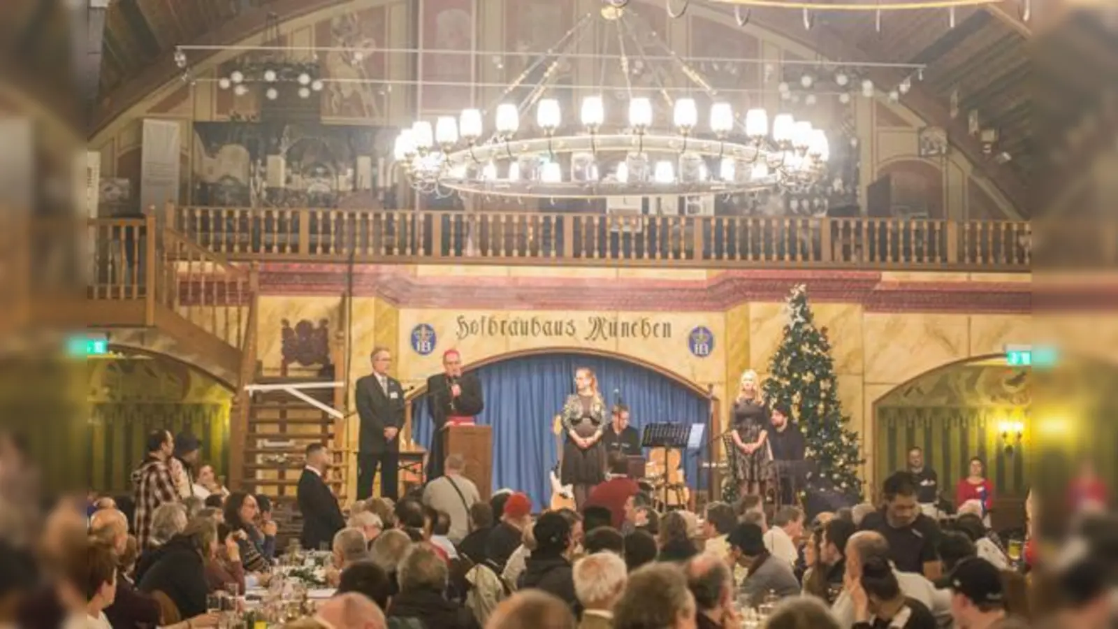 Heiligabend im Hofbräuhaus: Hier feiern Wohnungslose gemeinsam und können ihre Sorgen einen Abend lang einfach mal vergessen.  (Foto: VA)