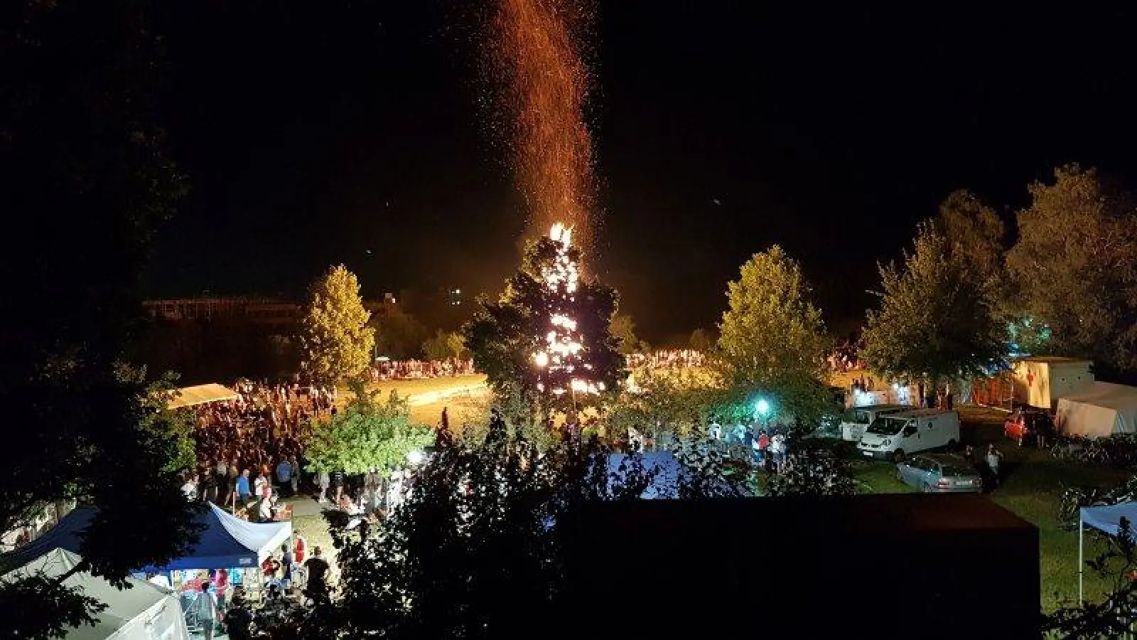 Diese Aufnahme hat Wolfgang Rieger, eigenen Angaben zufolge, gegen 23 Uhr vom Dachfenster seines Hauses aus gemacht. Er schreibt dazu: „Das Feuer wird teilweise von einem ca. 8 Meter hohen Baum abgedeckt, der zwischen Feuer und Haus steht. Die Flammen schlagen ca. 9 Meter hoch, der Funkenflug geschätzt doppelt so hoch. Ein leichter Ostwind trieb die Funken nach West; dort senkten sie sich, oft noch bis zum Boden glühend über Menschen und Natur ab.” (Foto: Wolfgang Rieger)