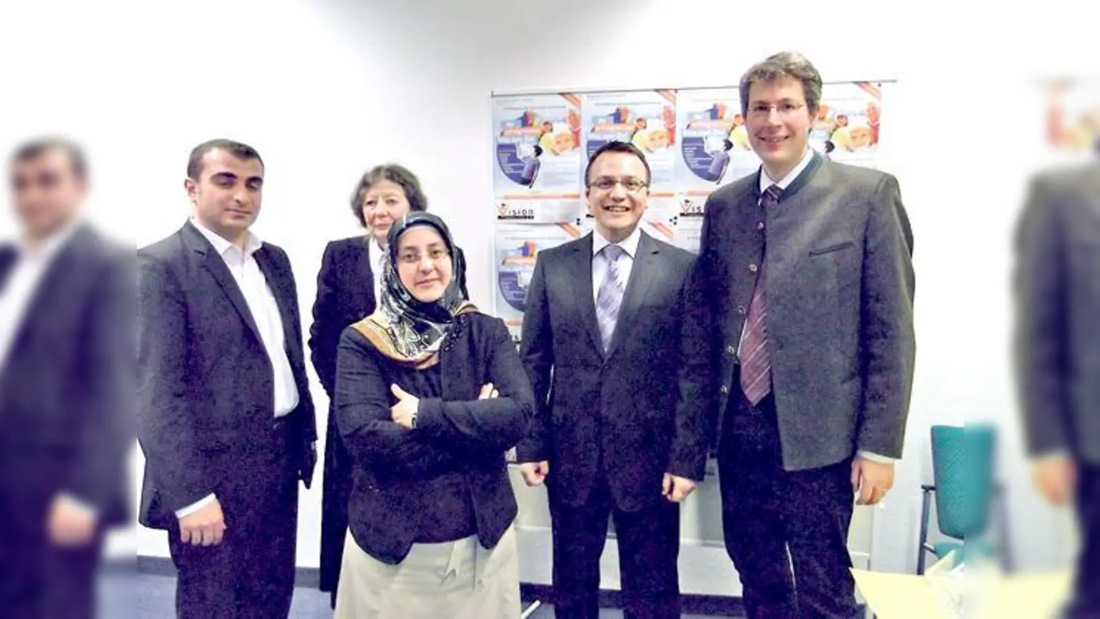 Hakan Bektas, Rose Gräfin von Königsdorff, Songül Altinzencir, Adem Tülüce und Markus Blume (von links nach rechts).	 (Foto: Vision Lernpunkte e.V.)